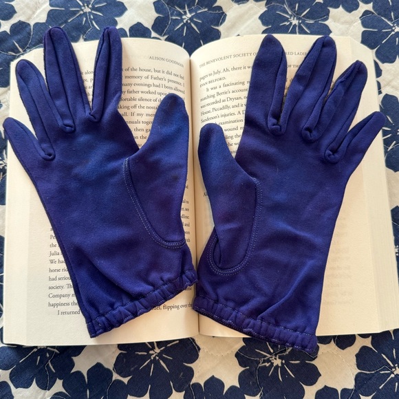 Vintage Sparkly Bold Blue Nylon and Fownes Blue Short Gloves - Picture 11 of 16